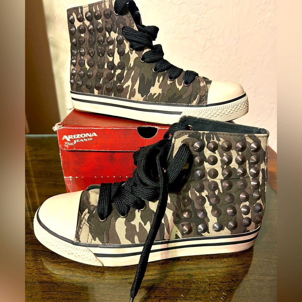 Women’s Arizona Camo and Spikes Shoes in 7M